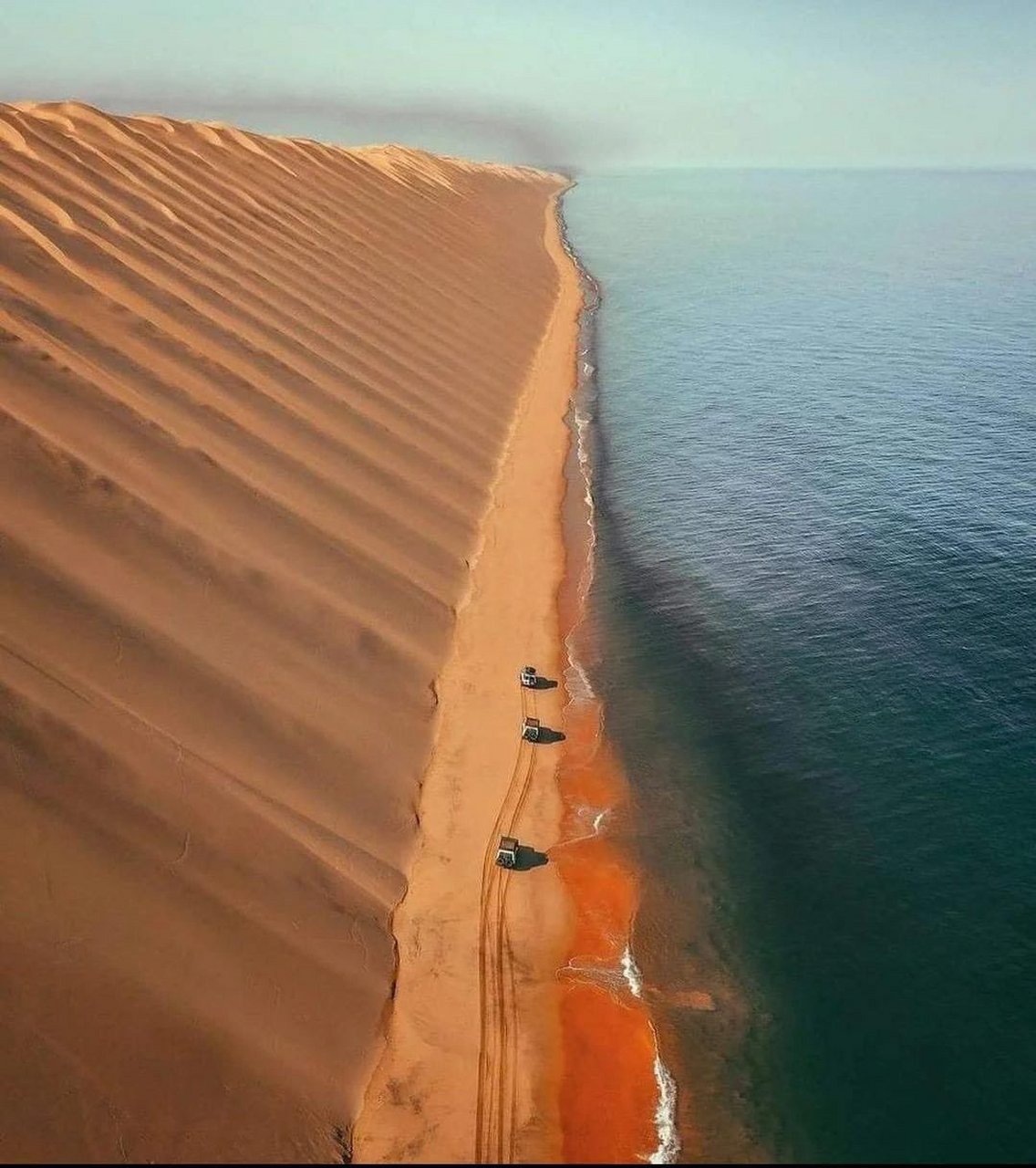 纳米比亚的骷髅海岸(skeleton coast),沙漠和海洋的交汇之处.