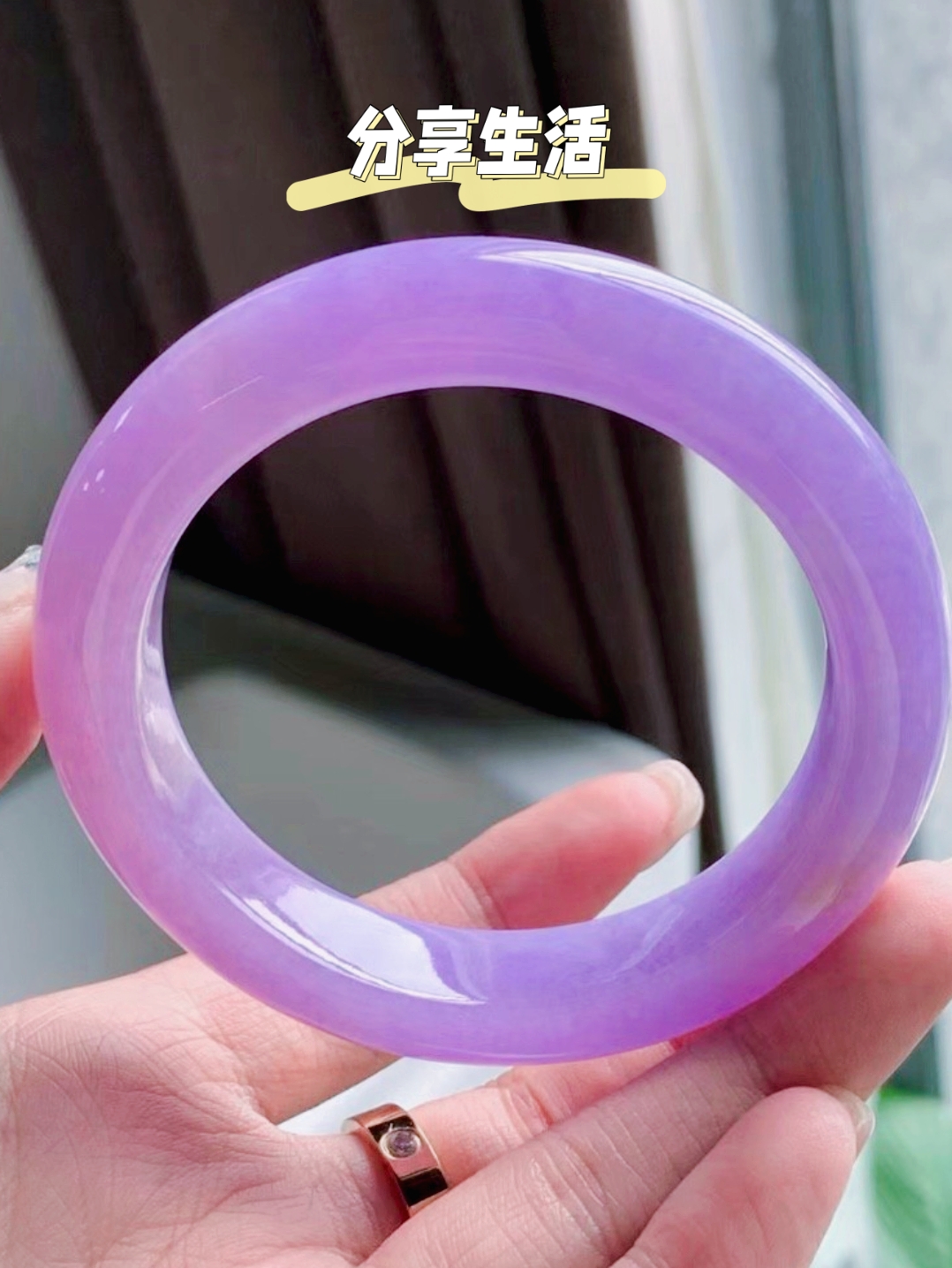 78这款粉紫翡翠手镯,宛如手腕上的流动诗篇94,光滑细腻,色彩渐变