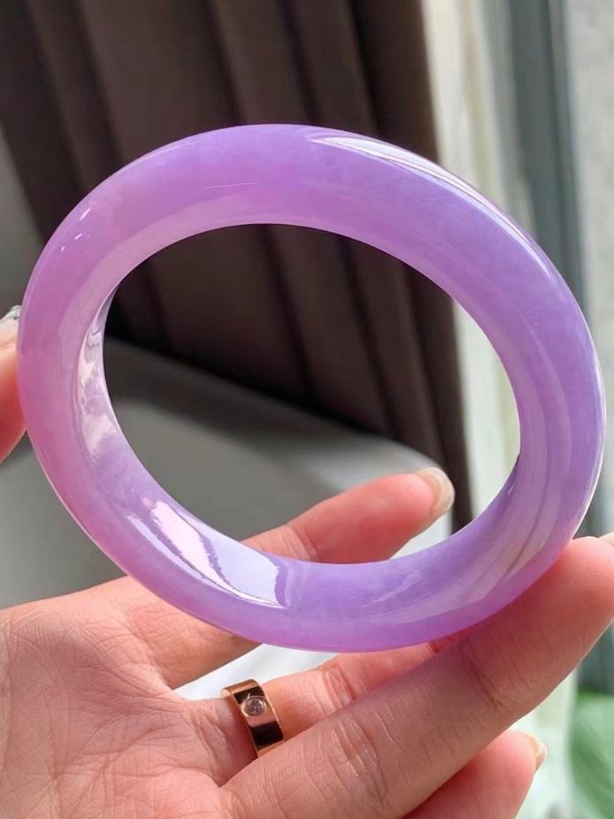 78这款粉紫翡翠手镯,宛如手腕上的流动诗篇94,光滑细腻,色彩渐变