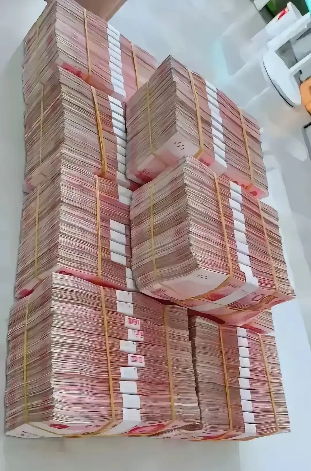 高清图片桌子上人民币真实照片钱图片人民币真实真实人民币的炫富照片