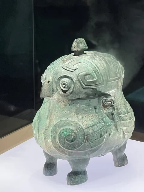 山西博物院中"愤怒的小鸟" 山西博物馆里的这个文物叫做鸮(xiāo)卣