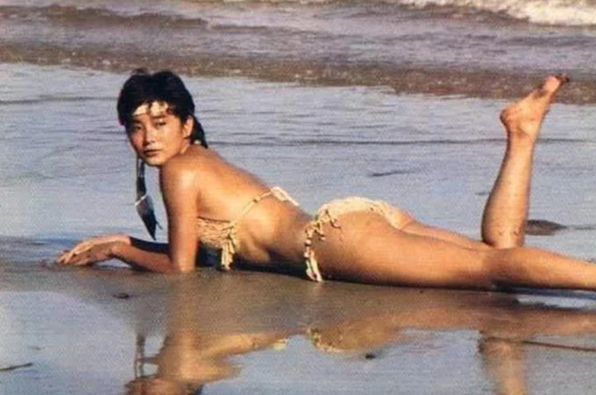 林青霞早年趴海滩上的泳装照,风采自然,令人惊艳.