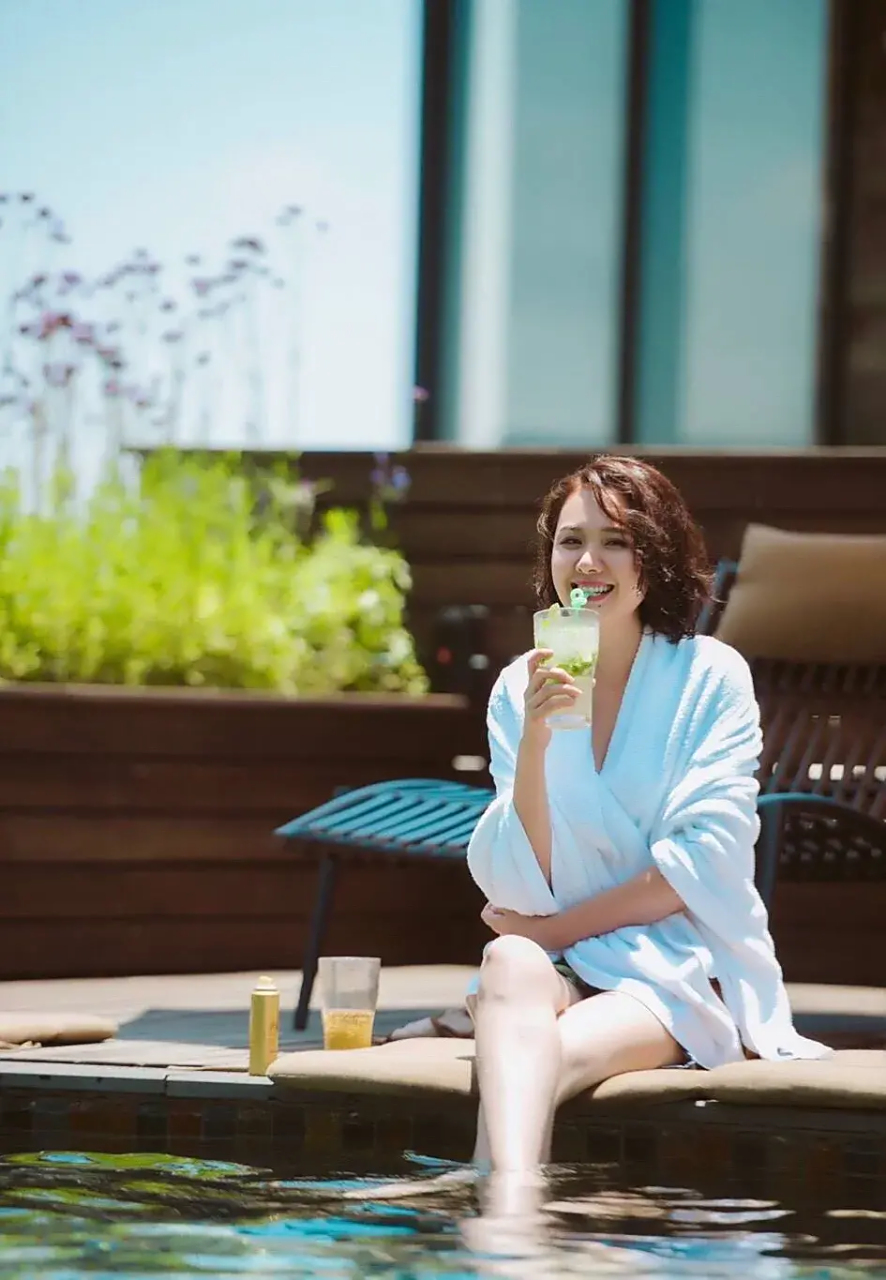 程莉莎,比基尼泳装性感照,四十多岁了还元气满满像个小姑娘!