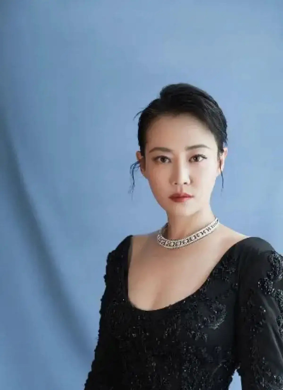 谭卓和郝蕾两人长得好像,有点分不清!