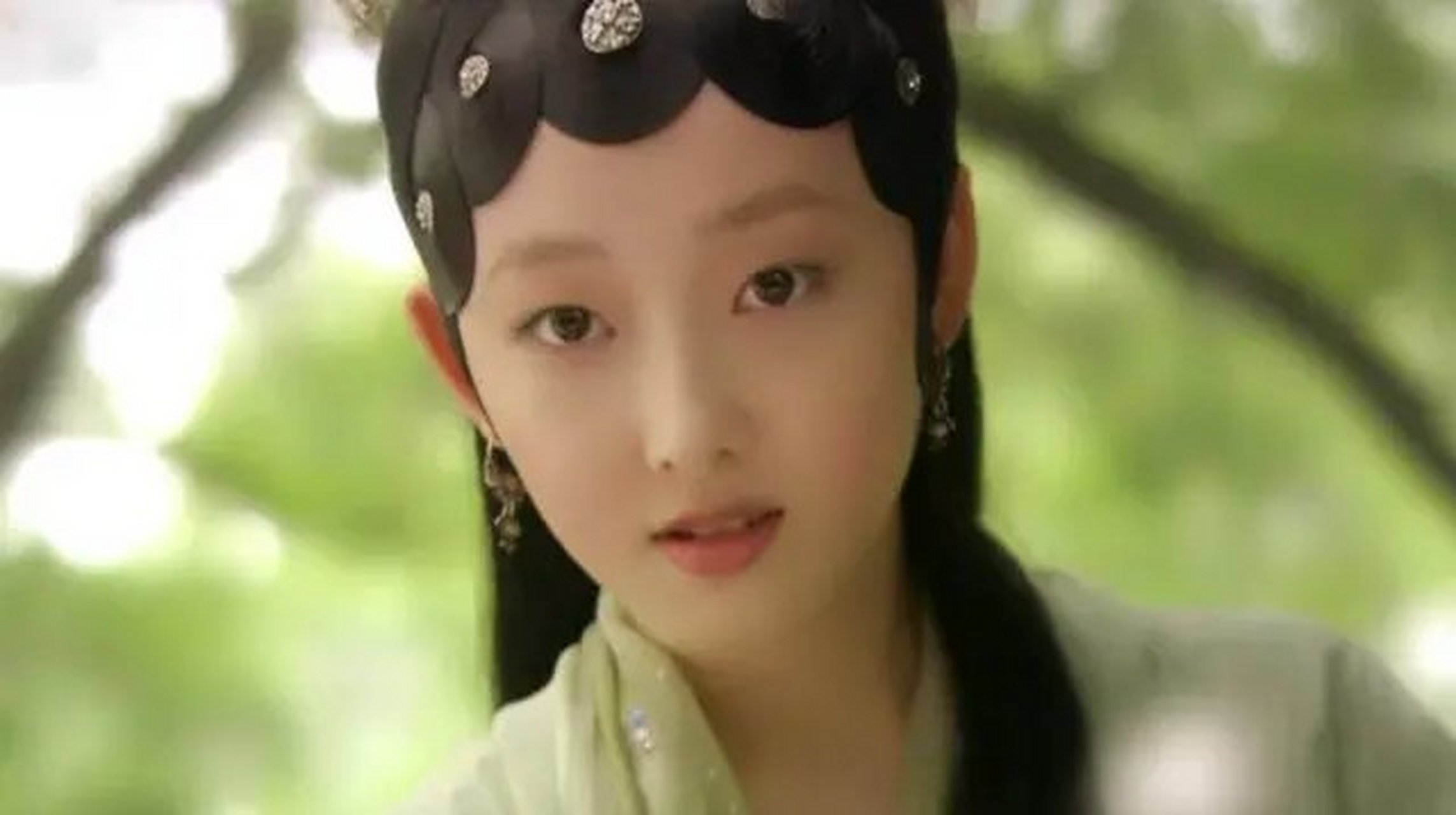 蒋梦婕是通过《新红楼梦》林黛玉一角进入到公众视野,后来也拍了很多