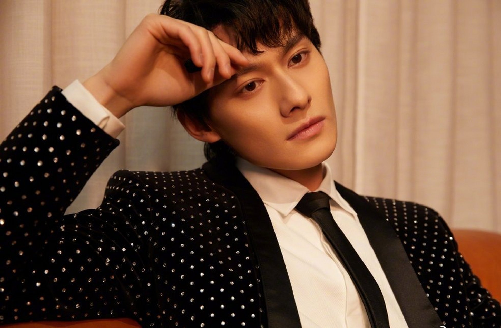 【汪卓成晒私生敲门视频】31日,汪卓成 晒出监控拍摄