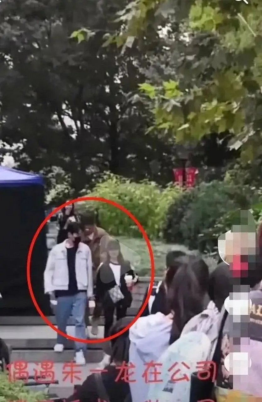 娱乐最前沿# 近日,朱一龙经纪人李婵的微博评论区引起了网友的关注
