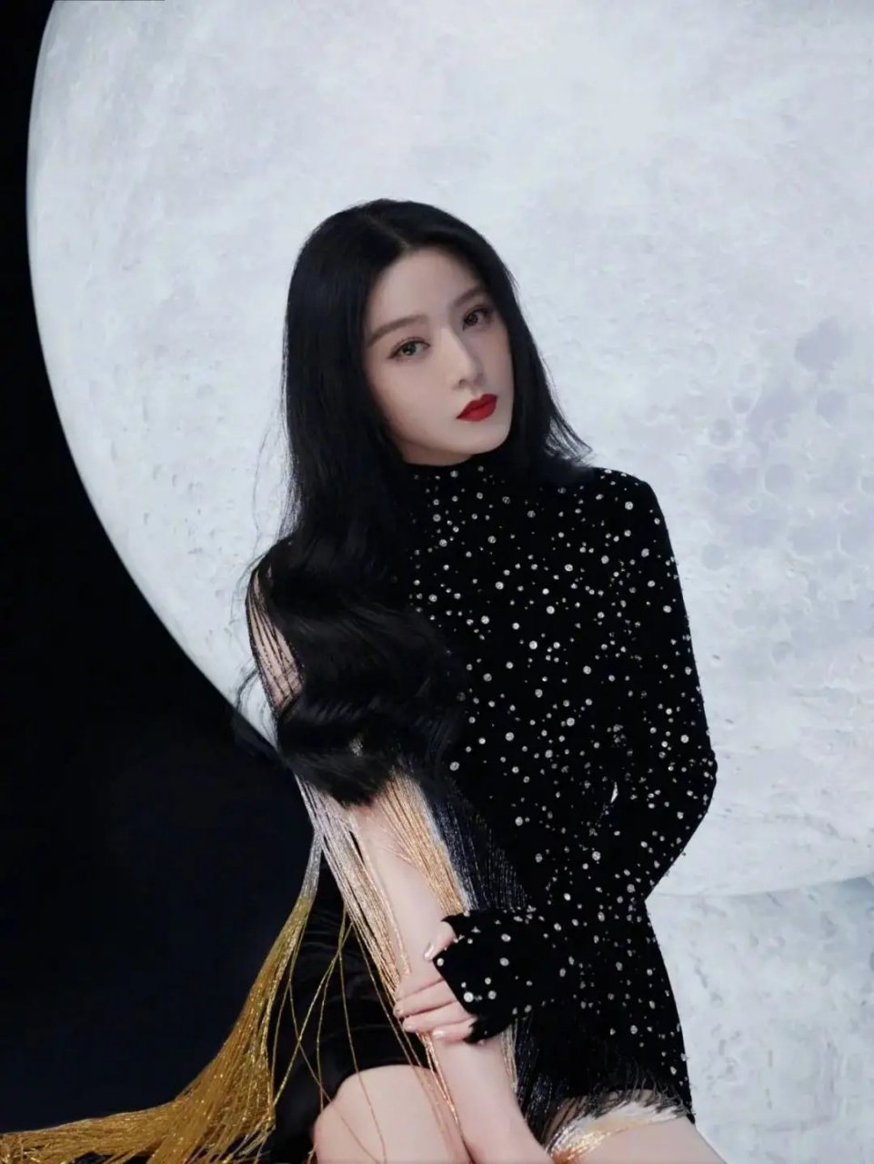 身穿白色外套,从自家美容院走出,手上戴着超大宝石戒指,排面虽然不小