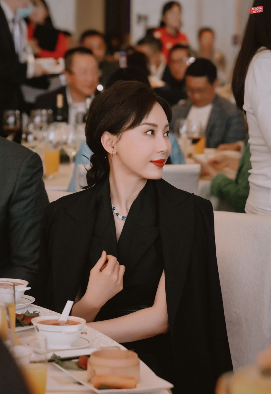 小陶虹和陈数的这几张照片真的太有气质了,谁看了不喊一句姐姐我可以!