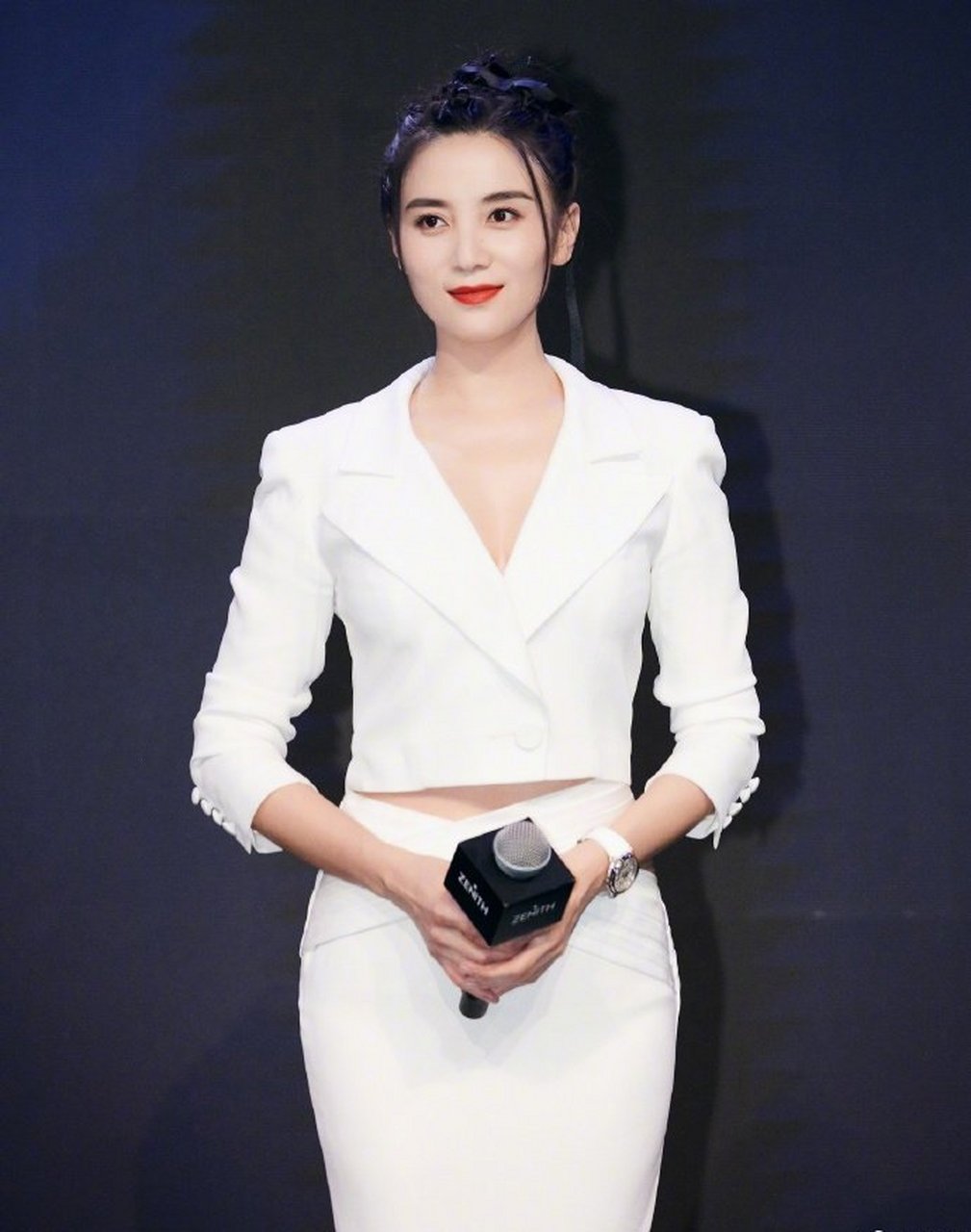 宋佳穿白色套装知性干练 身材高挑纤细女神范儿十足 676767