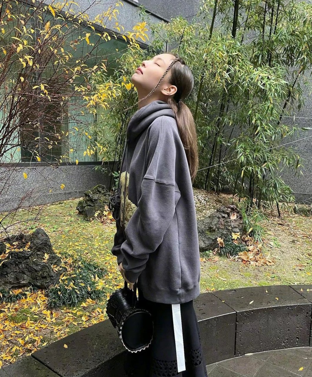 【jennie露背回眸照】 jennie露背回眸照来了,不愧是行走的头像库本人