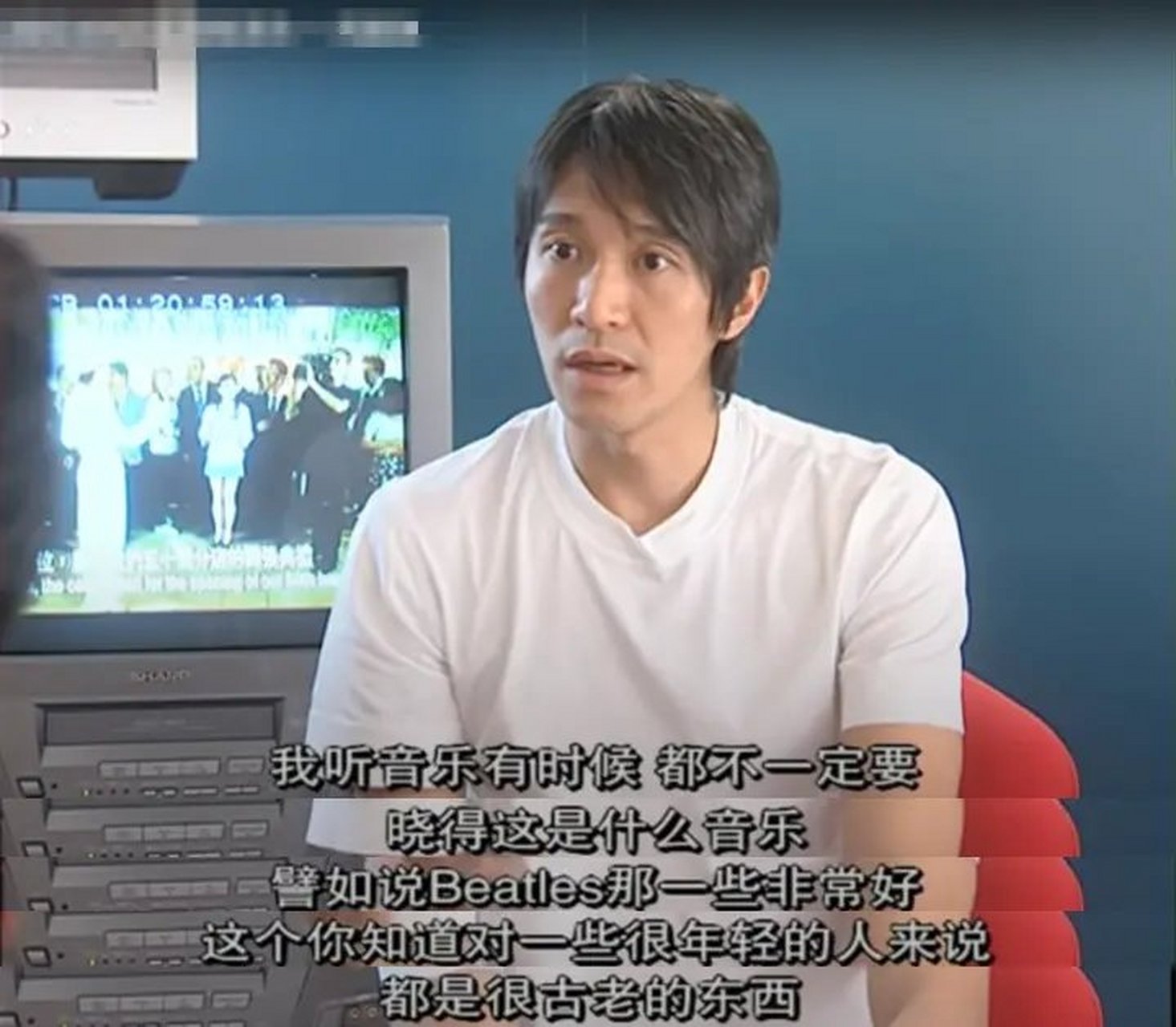 "  周星驰:"对"  杨澜:"能不能给我们