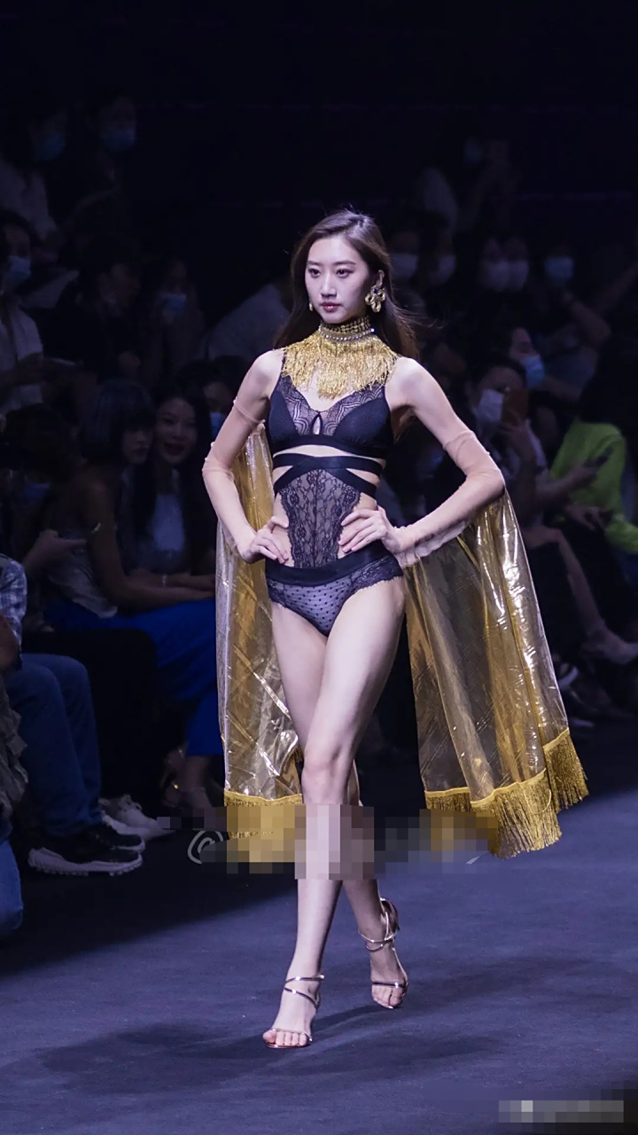 时装周上拍到了走内衣秀的模特孙小涵,外形甜美,有"小景甜"之称.