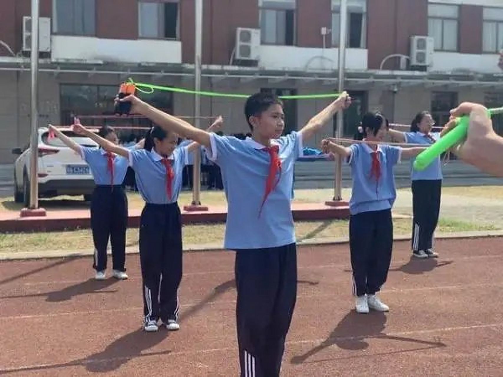 #开学第一天# 迎着早晨初升的太阳,在金银湖中学的操场里,戴着红领巾