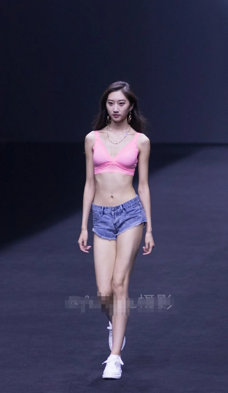 时装周上拍到了走内衣秀的模特孙小涵,外形甜美,有"小景甜"之称.