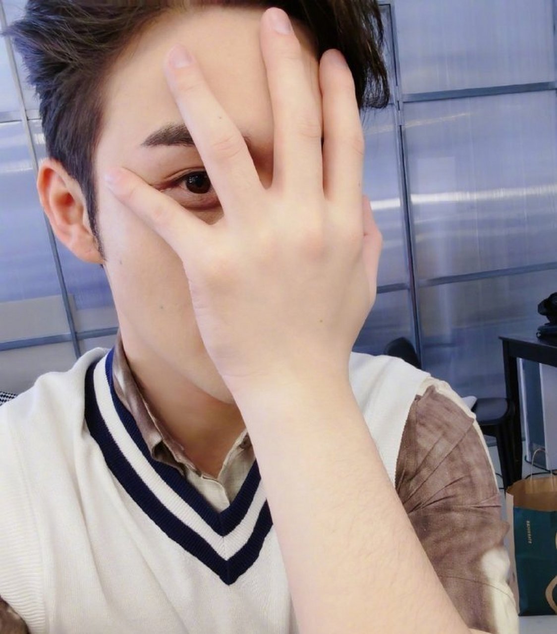 张彬彬晒出自己手挡住脸的照片,并表示:"