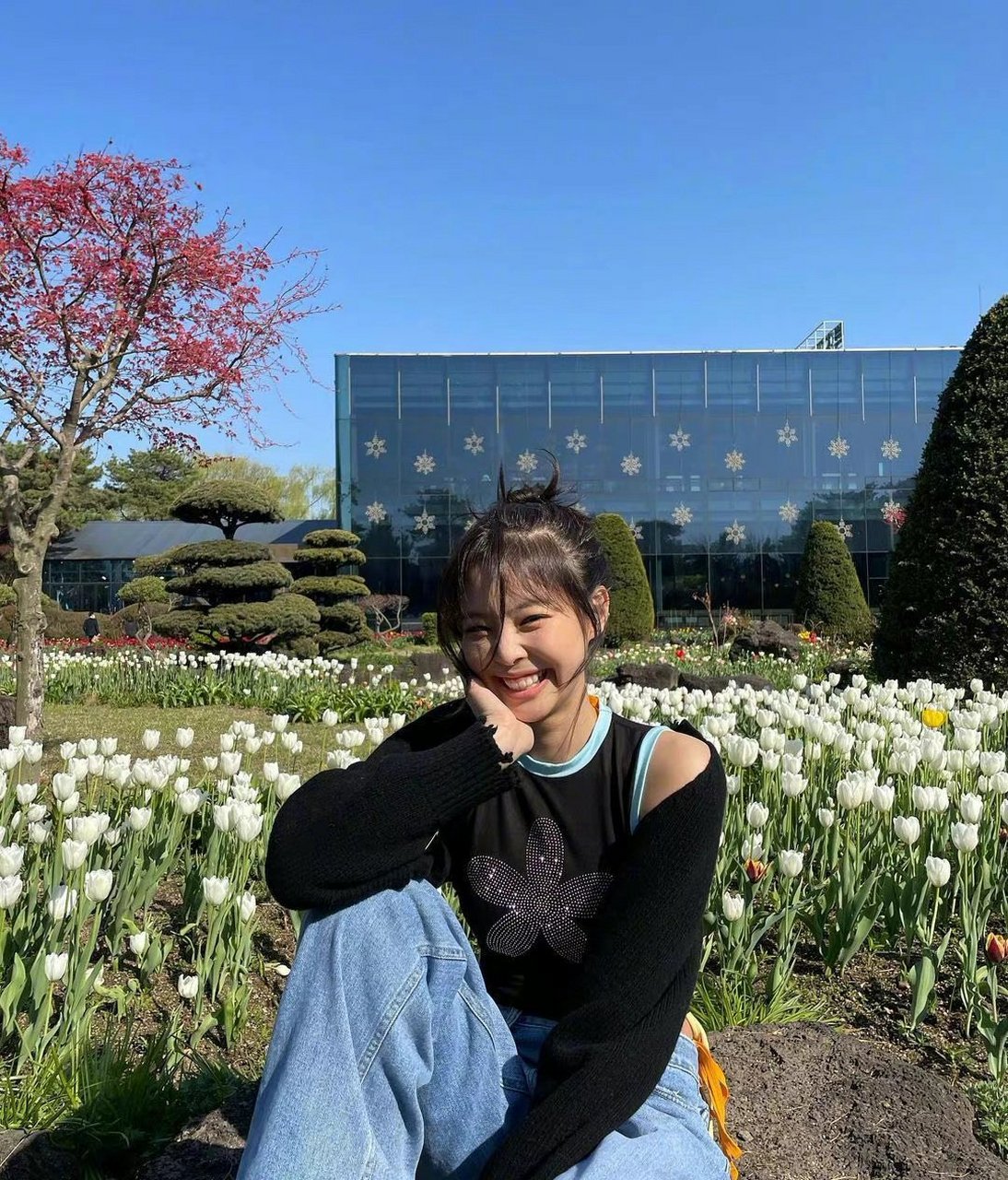 【jennie露背回眸照】 jennie露背回眸照来了,不愧是行走的头像库本人