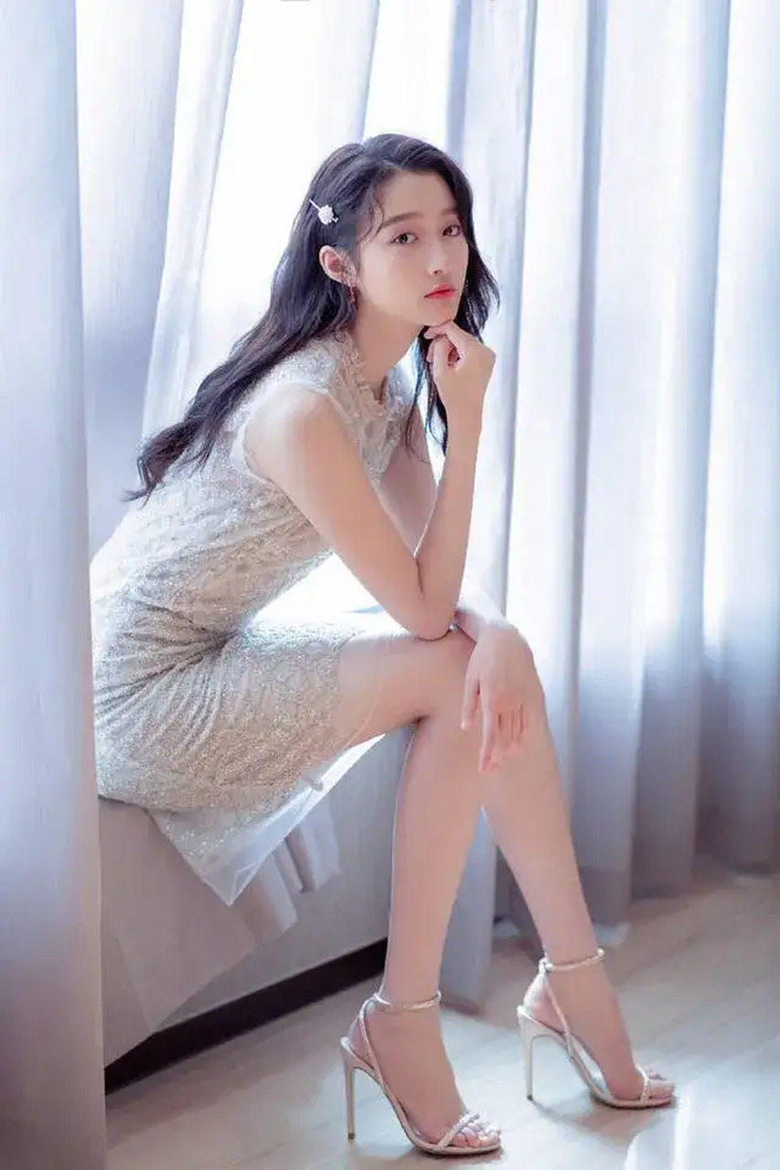 【39码赤足微露红润,美的让人侧目】清纯女星关晓彤