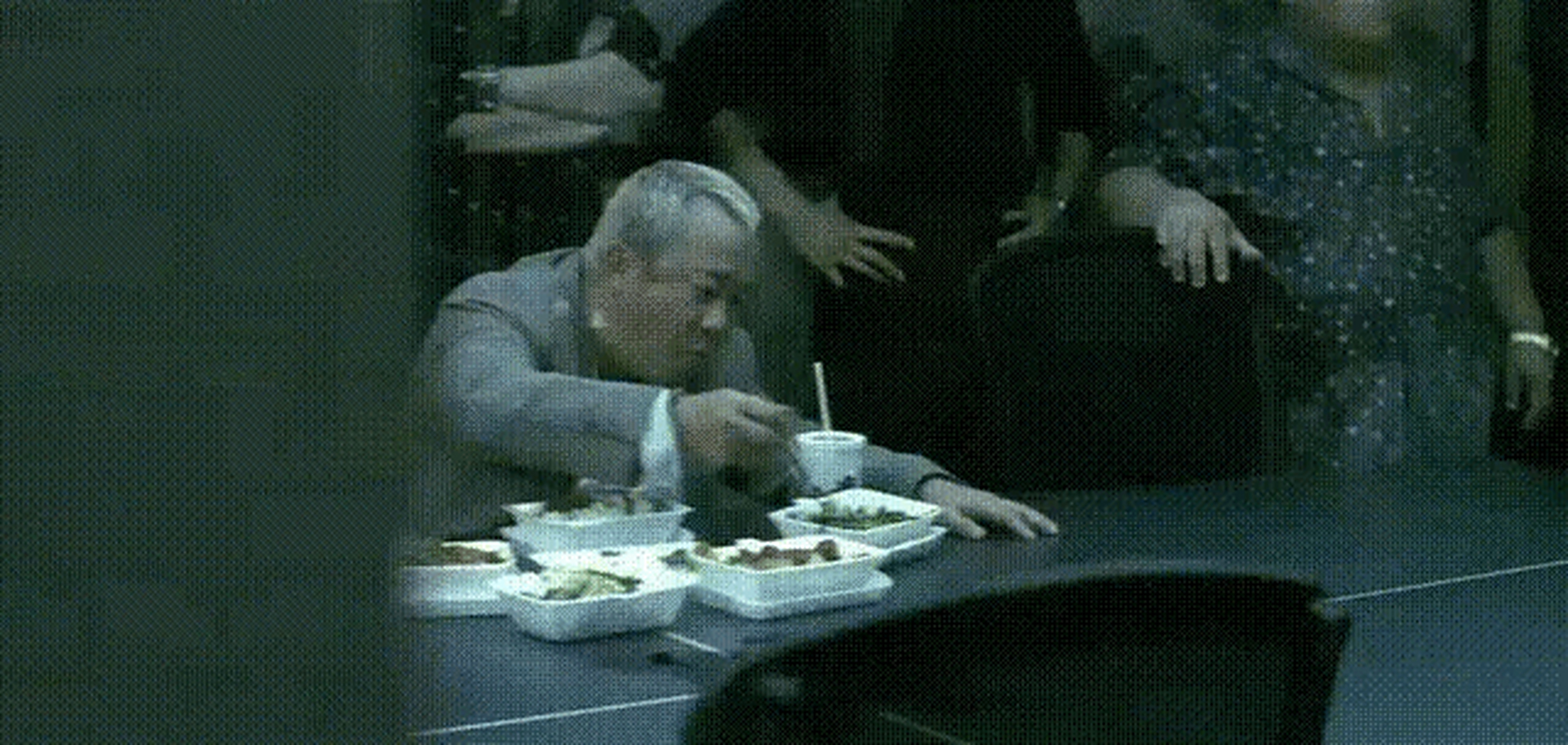 电影《无间道》中有一幕曾志伟吃盒饭的戏份,看饿了不少观众.