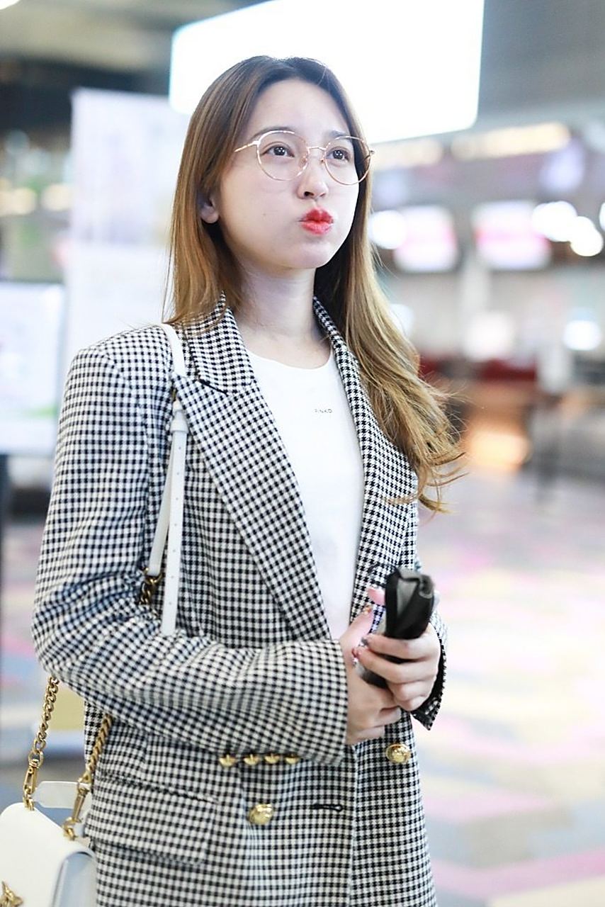 金莎素颜皮肤状态满分 对镜做手势嘟嘴卖萌太可爱了