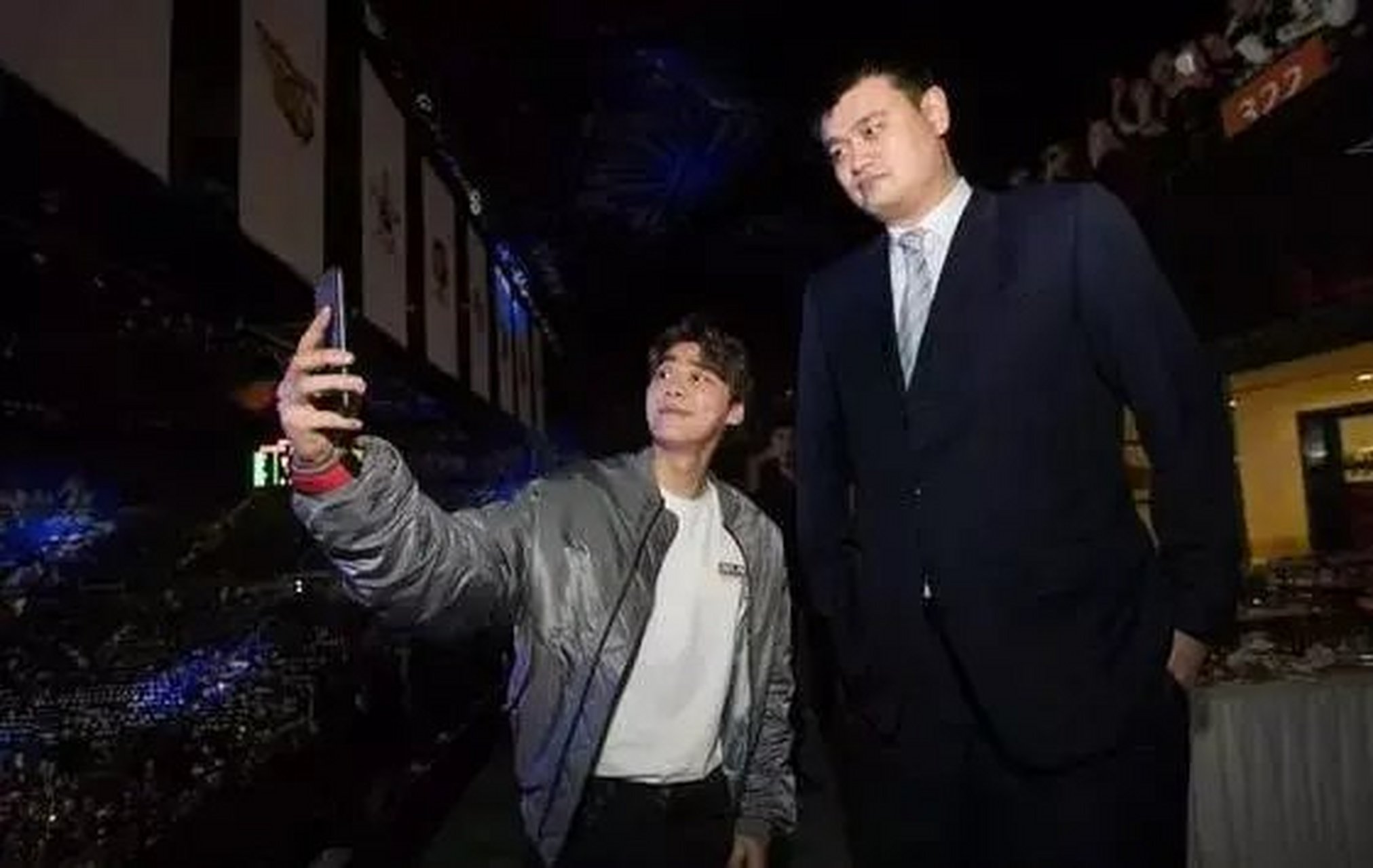 就像这个181的李易峰站在姚明身边也不得不说有小鸟依人的即视感