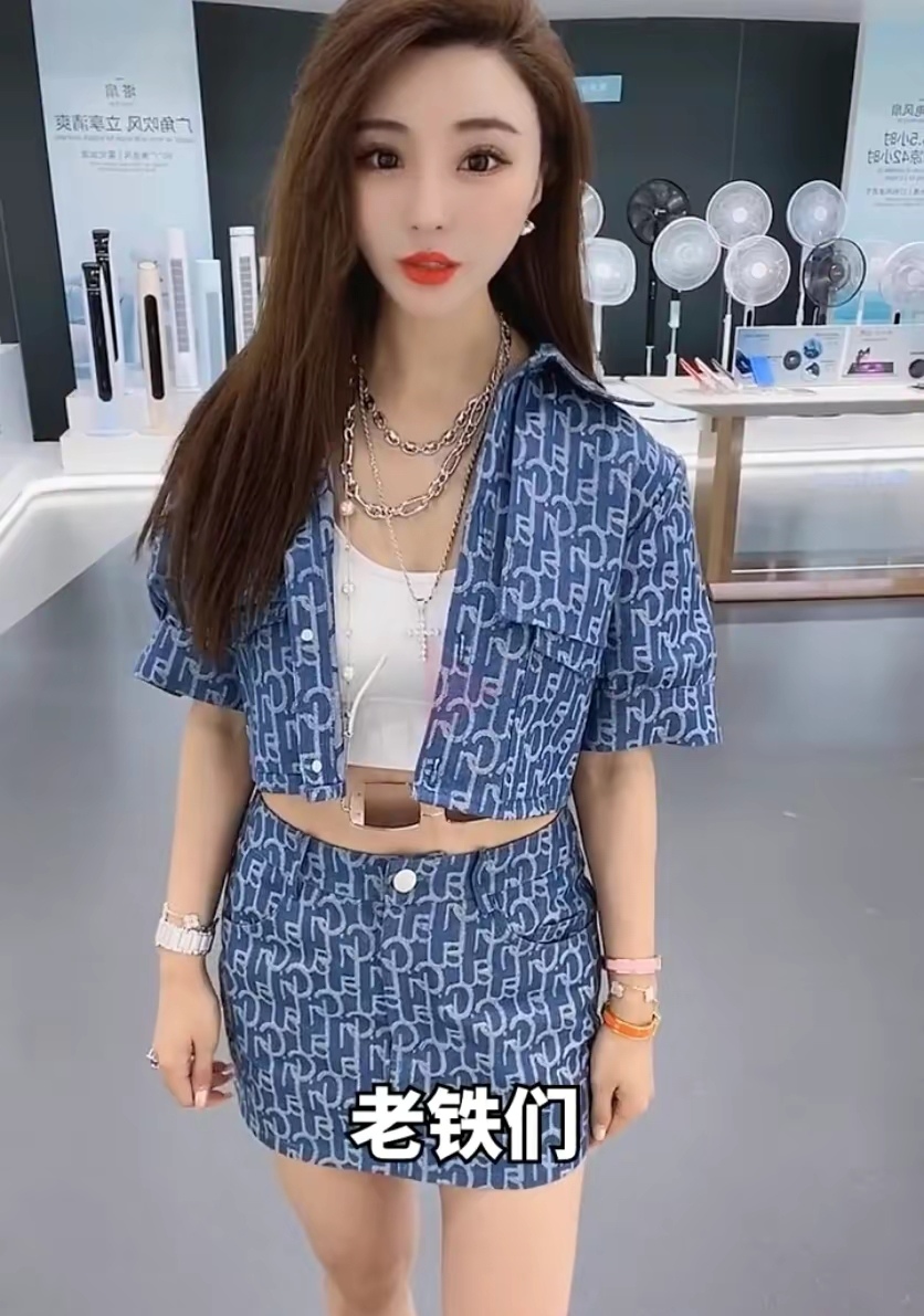 2月22日,据人民日报,广东省广州市说务部门查处了网红平荣,网名为"