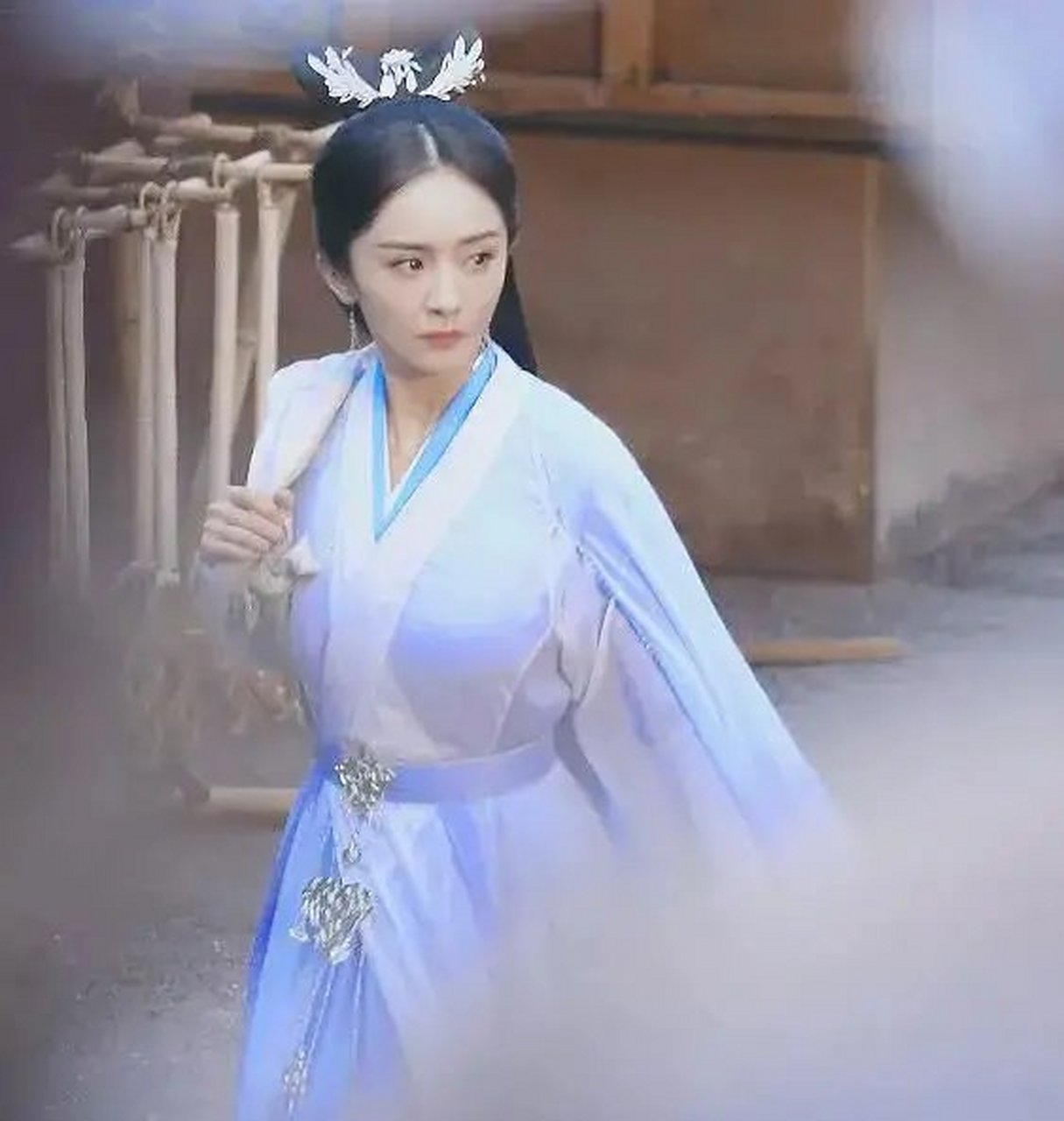 网罗天下八卦事# 杨幂白衣骑马路透 瘦弱的杨幂骑上了大马,希望马