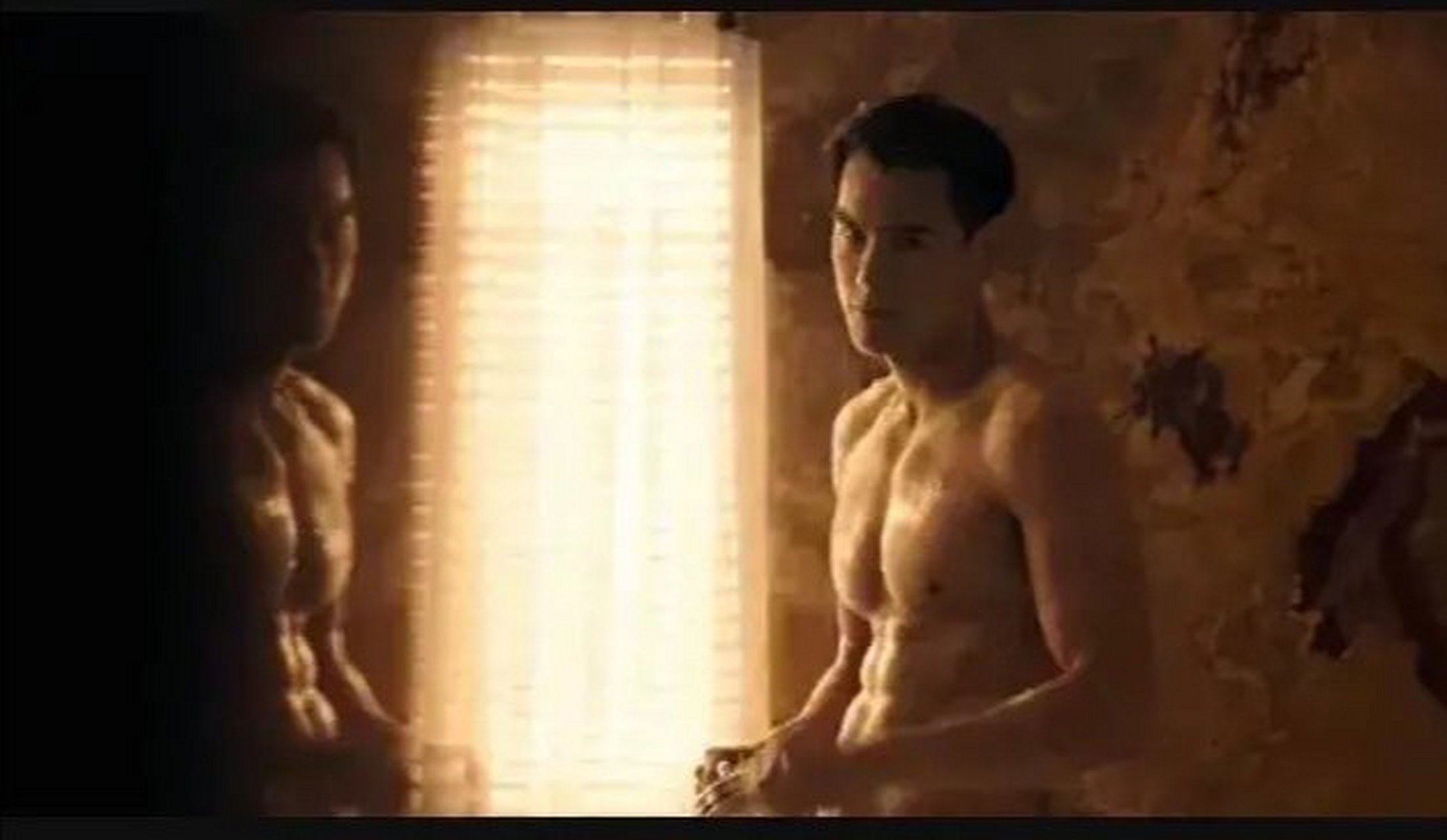 姜文跟彭于晏见面聊《邪不压正》这个戏的时候,姜文说:"你要演一个20