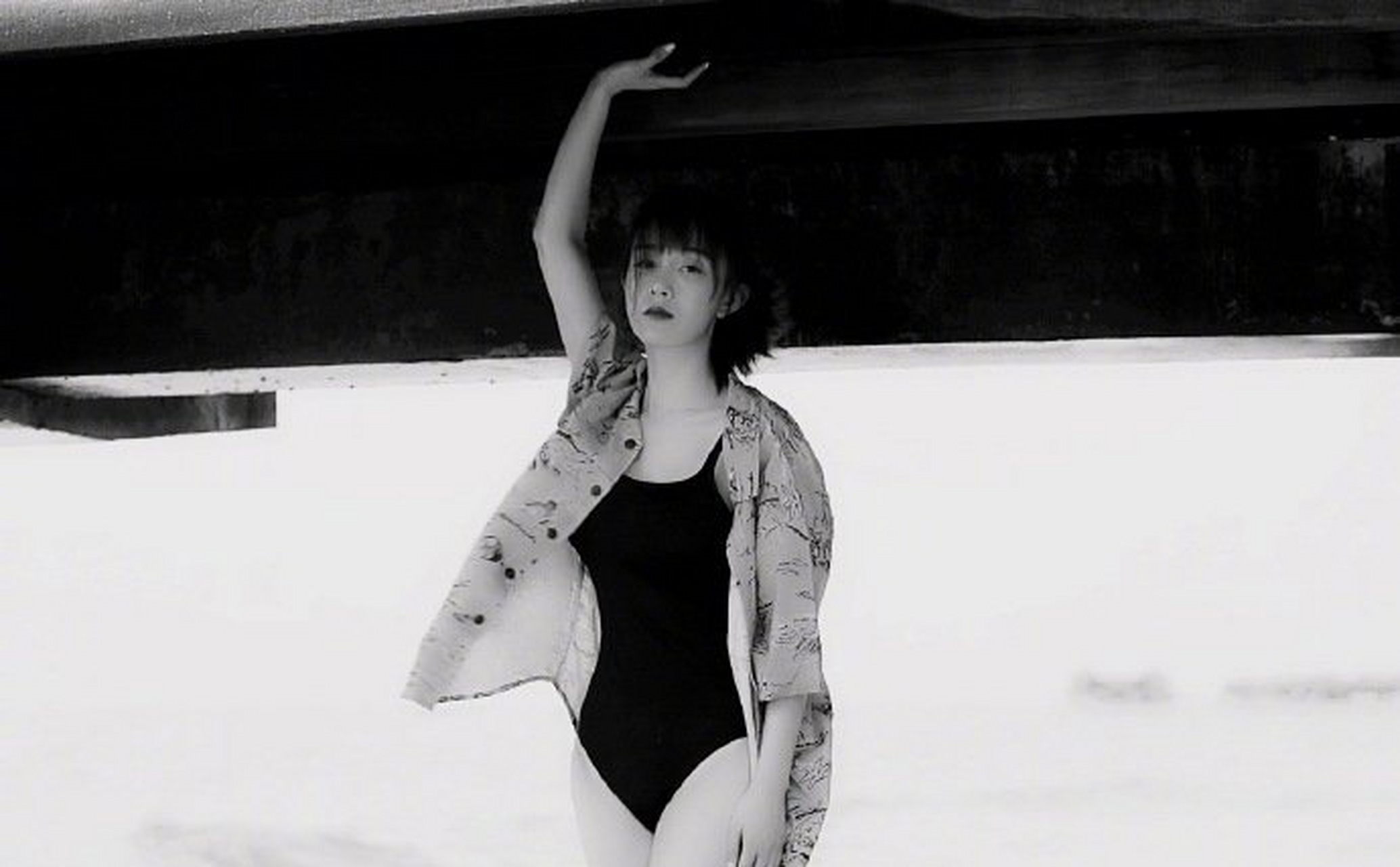 张檬晒泳装照尽显大好身材 海边踏浪灿笑肌肤白皙似雪 676767