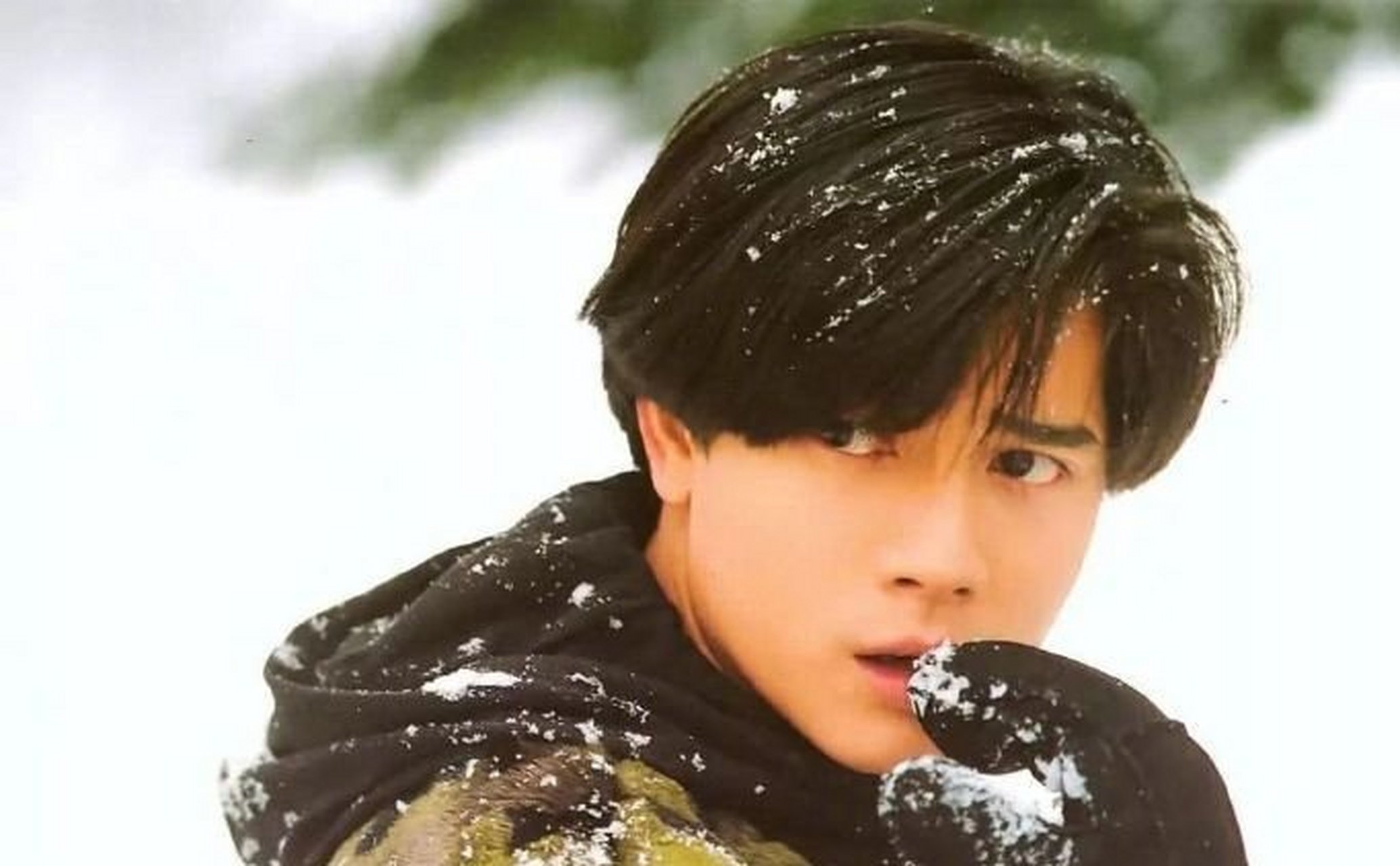 【27岁的郭富城】郭富城出版写真《相约在冬季》,身穿黑色大衣配围巾