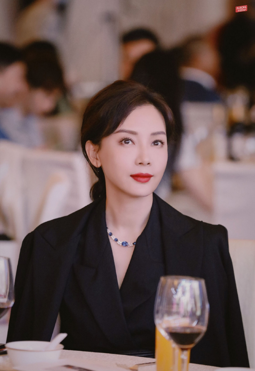 小陶虹和陈数的这几张照片真的太有气质了,谁看了不喊一句姐姐我可以!