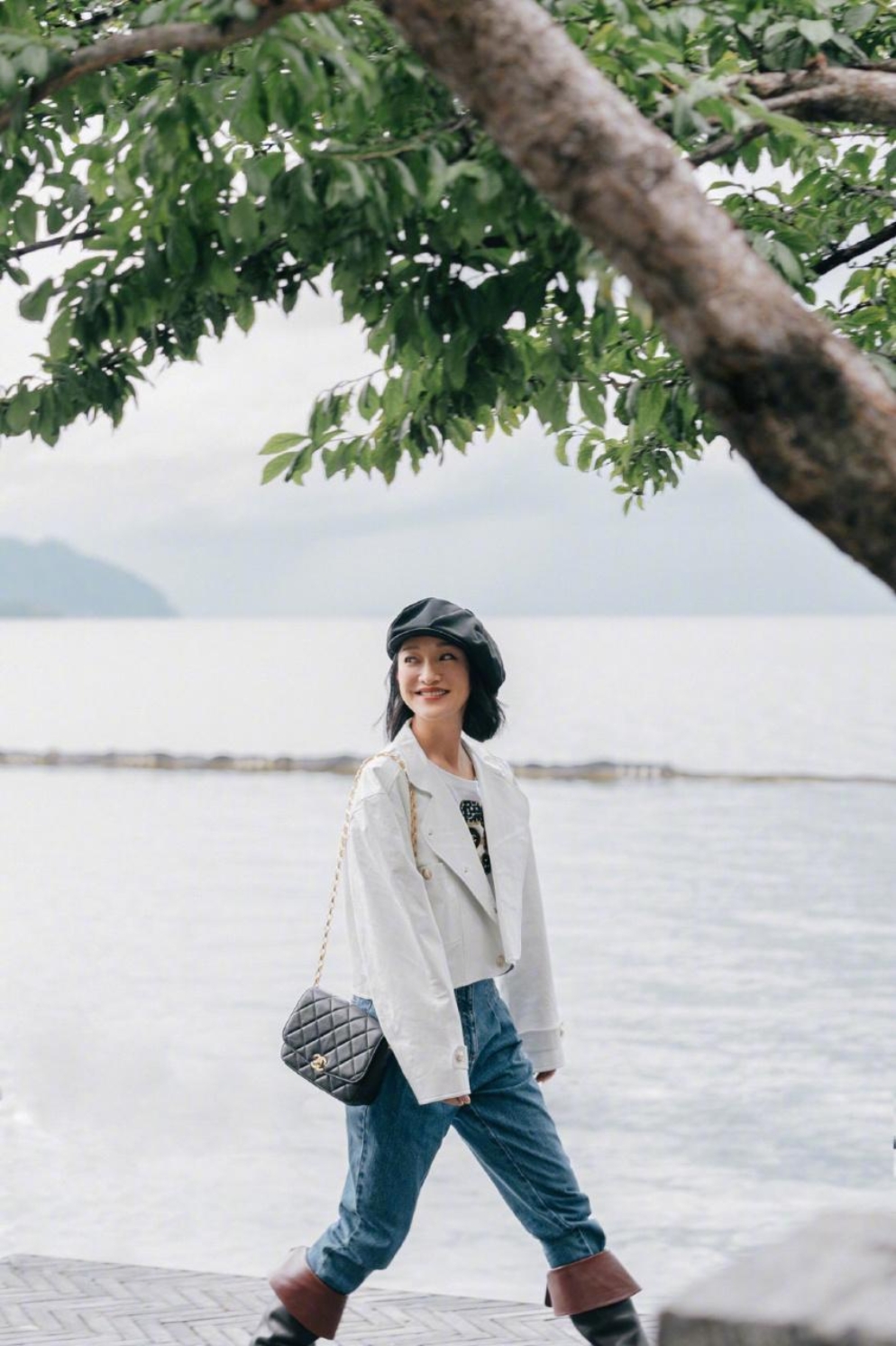 偶遇周迅河边漫步,短发造型太惊艳99!