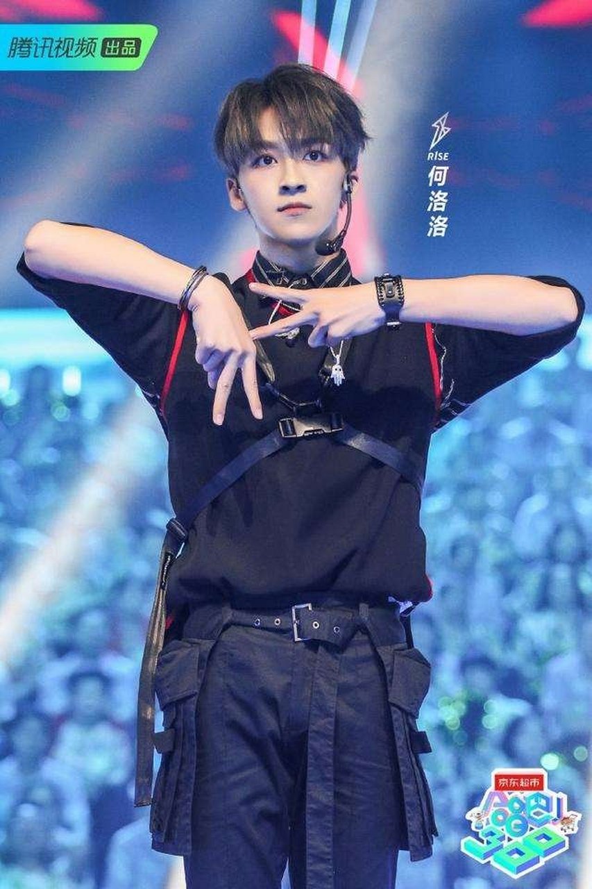 看到这个标准的手势,毫不怀疑这就是r1se专属手势,请大家一起来支持