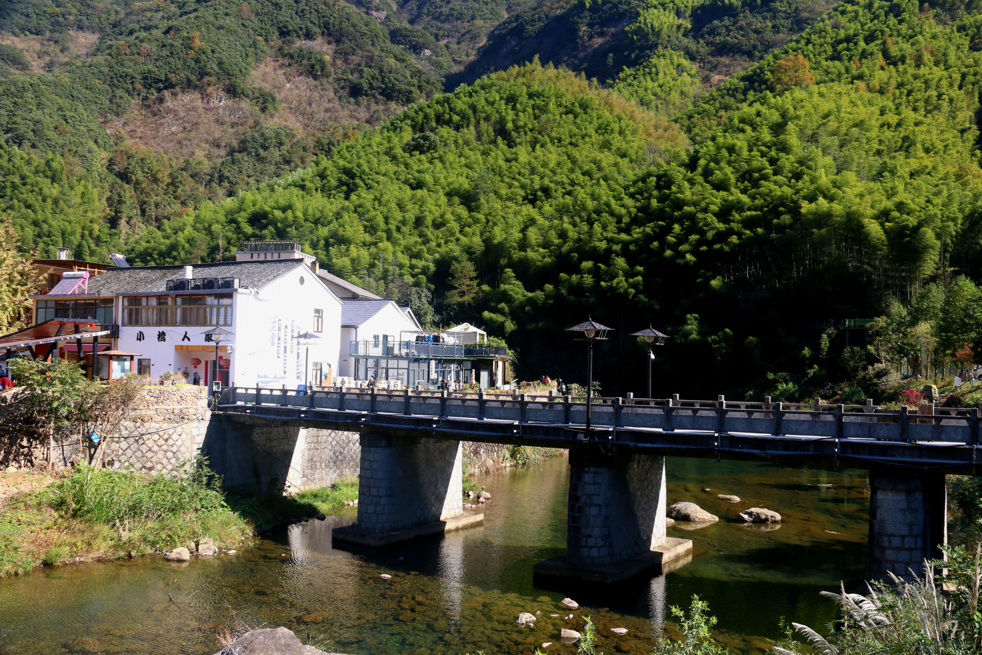 杭州桐庐石舍村,是浙江最美古村之一,它是镶嵌在马岭古道上一个历史名