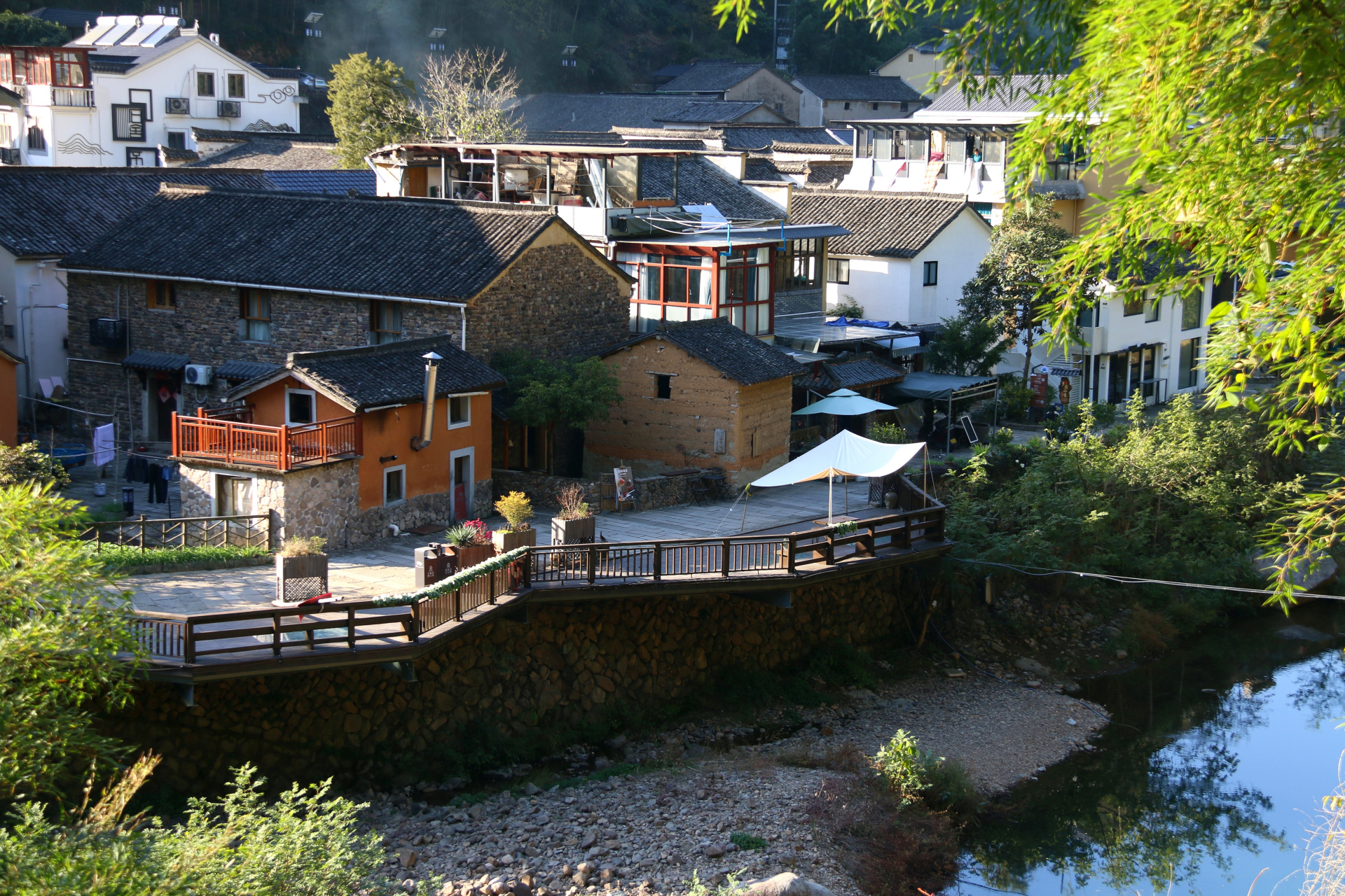 杭州桐庐石舍村,是浙江最美古村之一,它是镶嵌在马岭古道上一个历史名