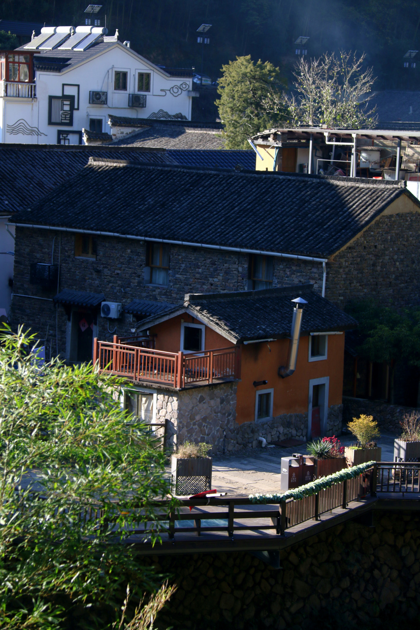 杭州桐庐石舍村,是浙江最美古村之一,它是镶嵌在马岭古道上一个历史名