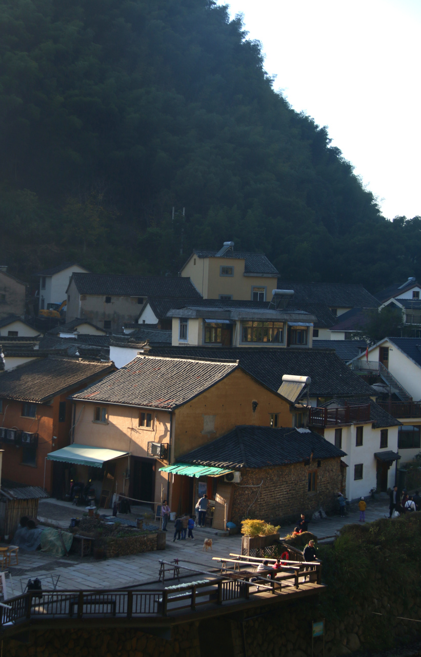 杭州桐庐石舍村,是浙江最美古村之一,它是镶嵌在马岭古道上一个历史名