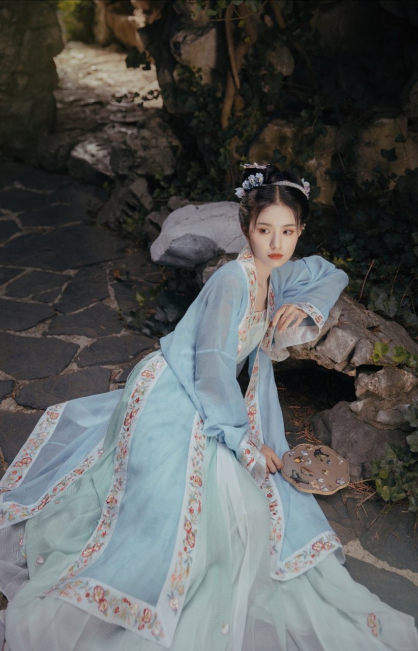 汉服# #北川婠婠# 这是我最喜欢的仙女,穿上汉服温婉可人,好像生错了