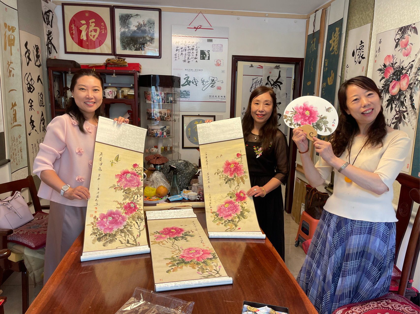 中国著名画家 牡丹美女张继红老师 应约刘作文书画室 为深圳优秀教师