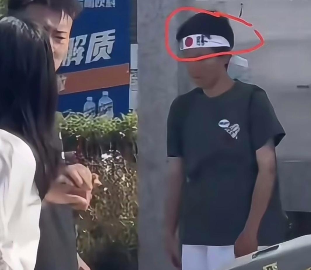 这女人太嚣张,网友爆料在三亚某景区内,看到一女子头绑象征日本的白布