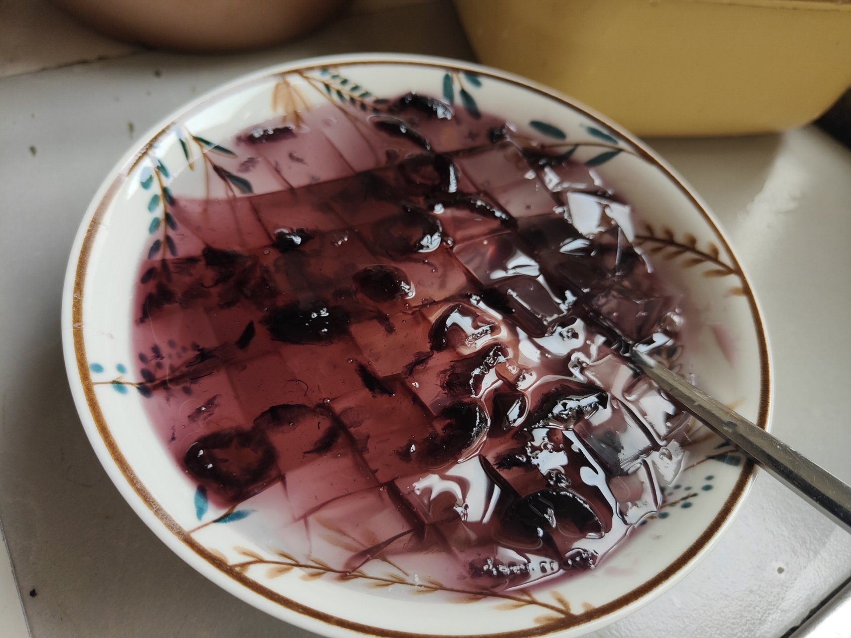 第一次做超级简单的蓝莓果酱冰粉,味道还不错耶,估计吃独食要被小丫头