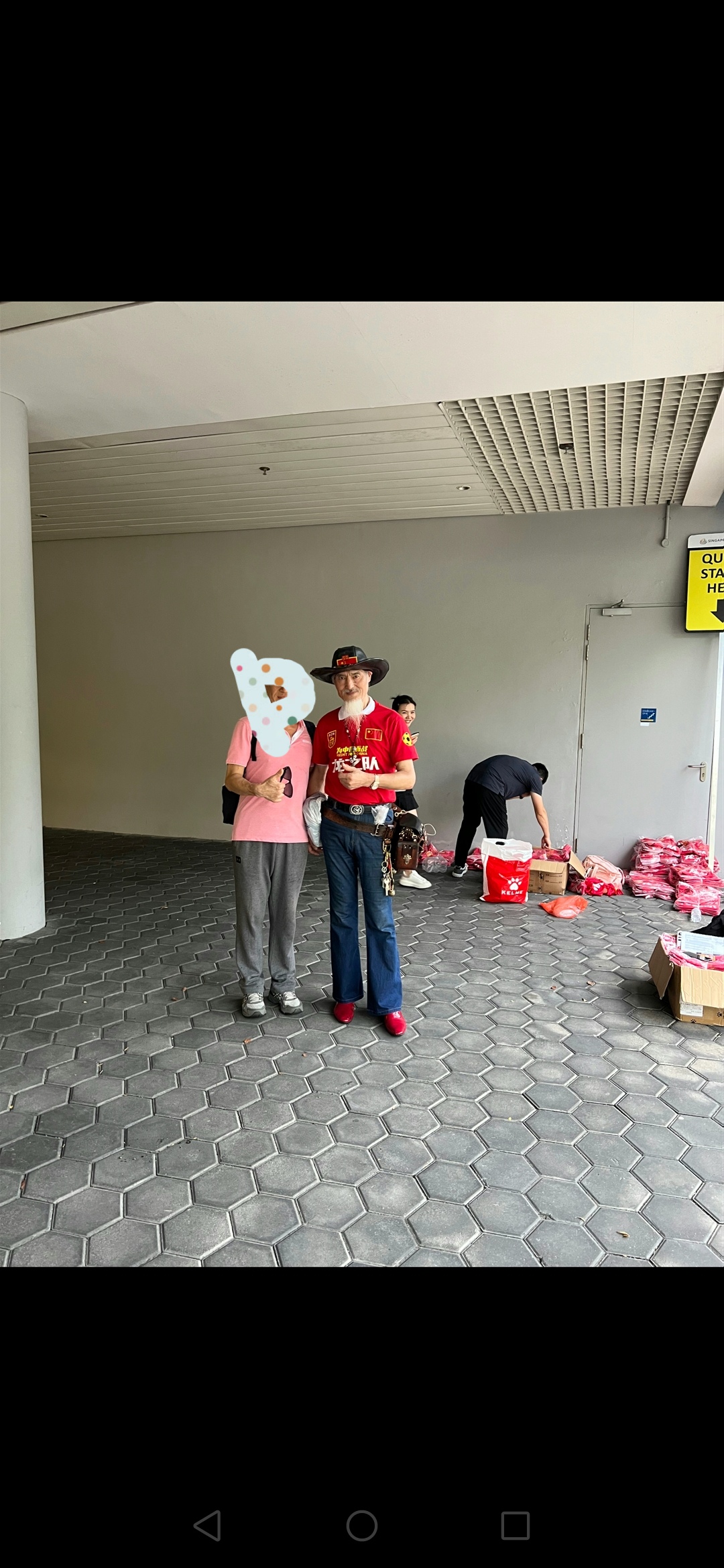 中国超级球迷"罗西"空降新加坡国家体育场为国足加油助威!