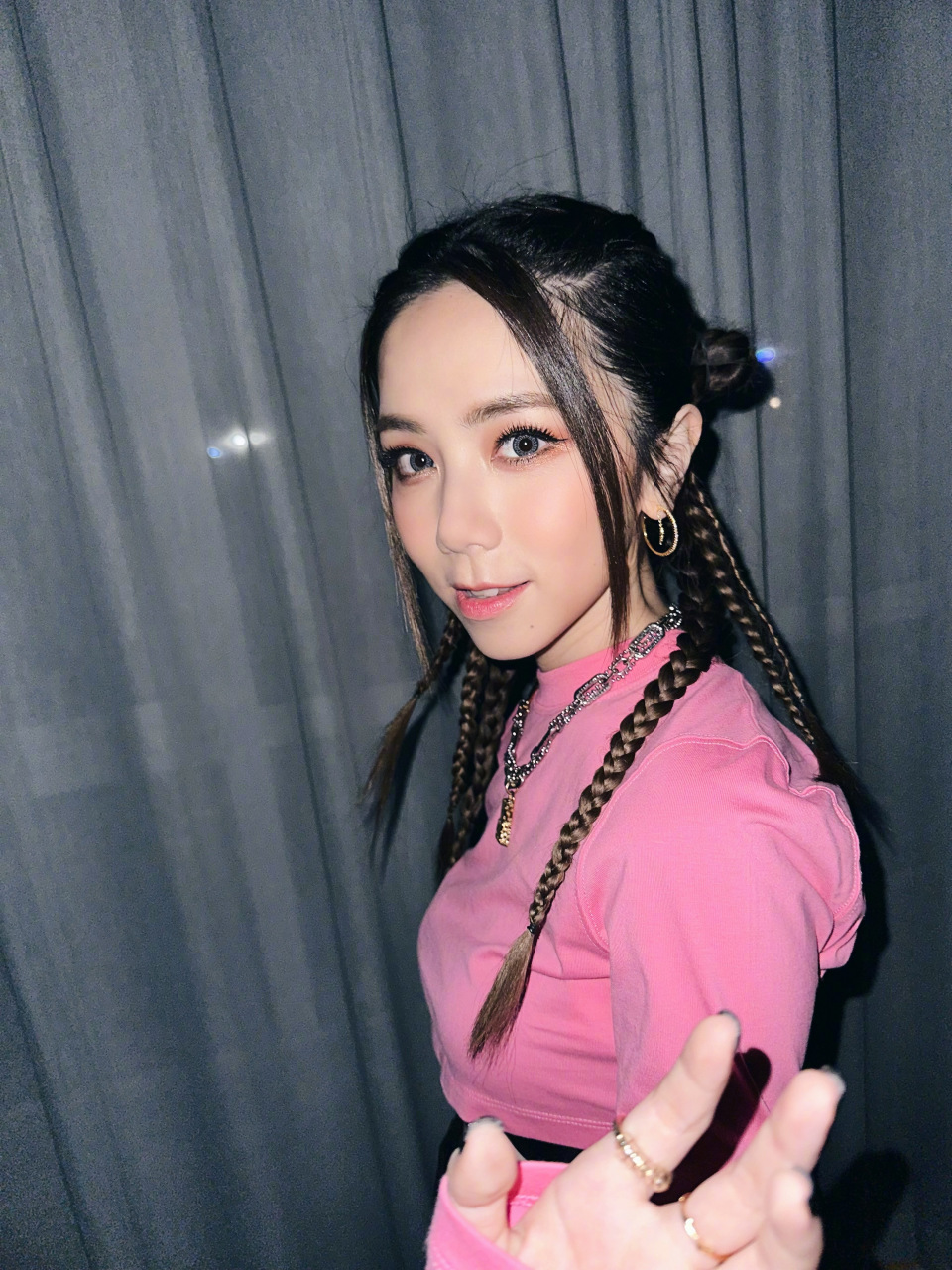 谁还不是个芭比女孩呢,邓紫棋穿粉色露肚衣真好看[开心]