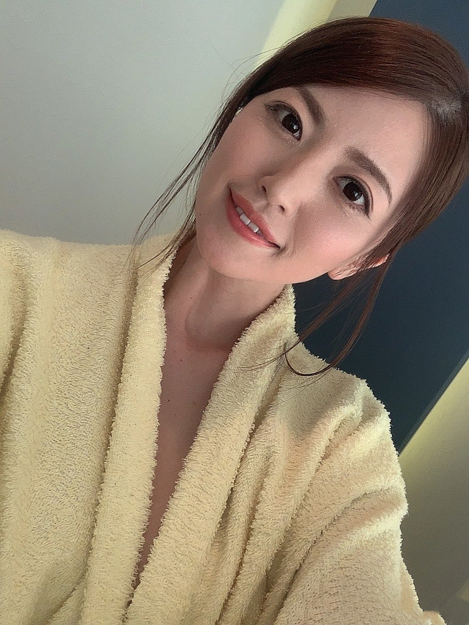 木下凛凛子是个善良的人,每次在去上班的路上都会施舍路边的流浪汉,让