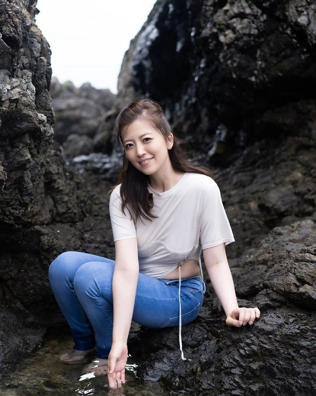 烈日炎炎,木下凛凛子和几个友人相约去北海道的山里避暑游玩,到了晚上