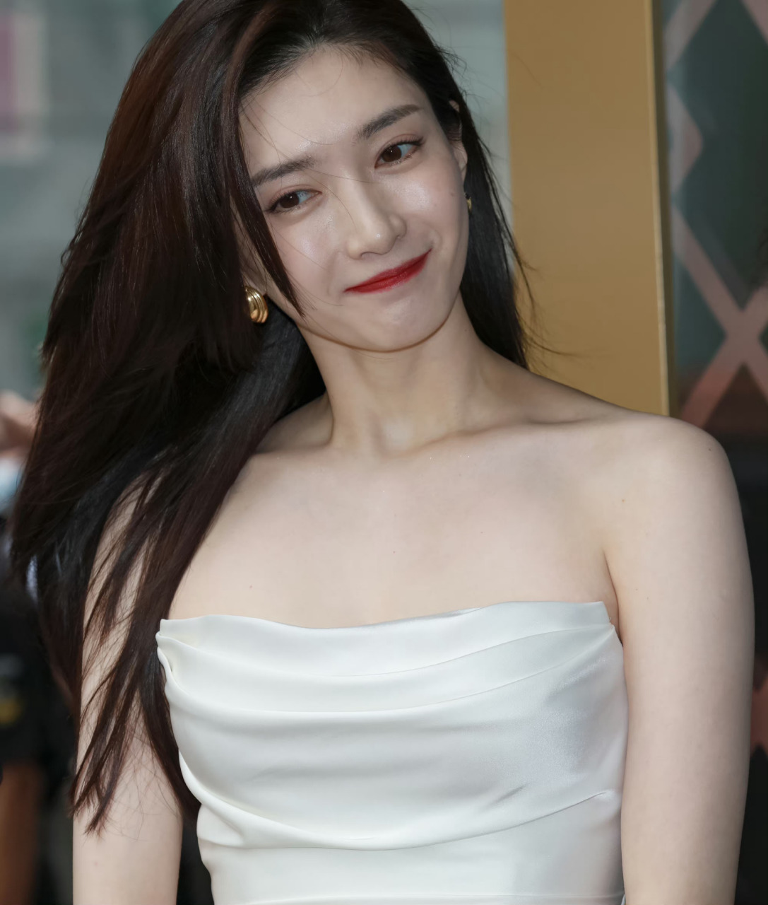 大美女江疏影去海南参加活动的无修正生图,皮肤保养地真的很好,配上