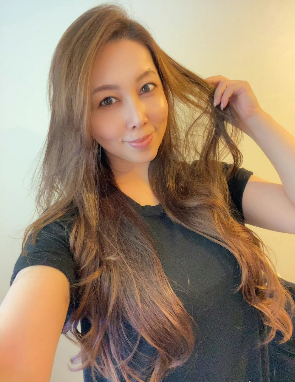 风间由美,老师界的常青树,从业近十年,有一张鹅蛋脸,长相甜美,深受