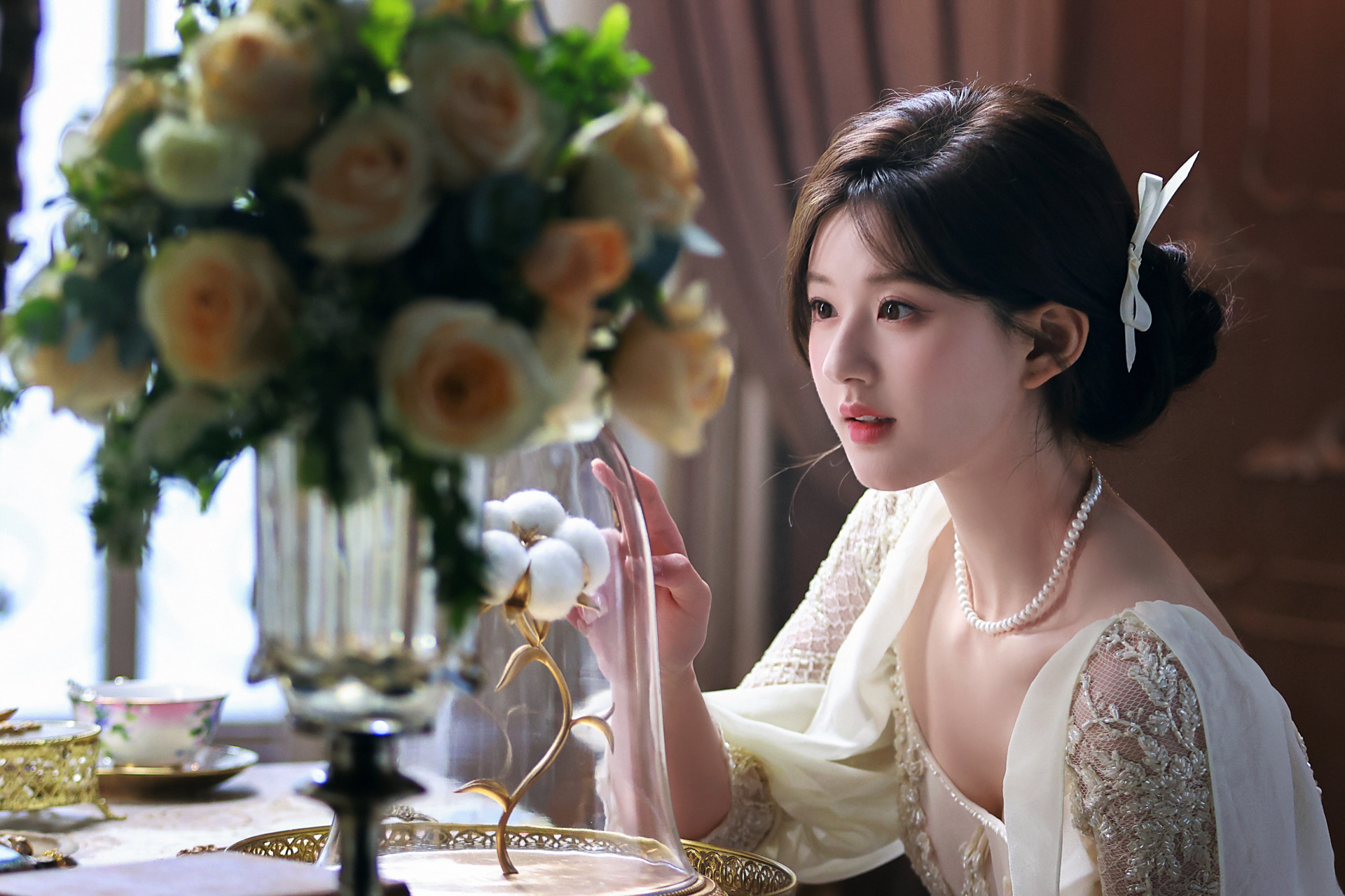 早上,晨光洒下,白雪公主赵露思慵懒地醒来,坐到梳妆台前开始化妆,淡淡