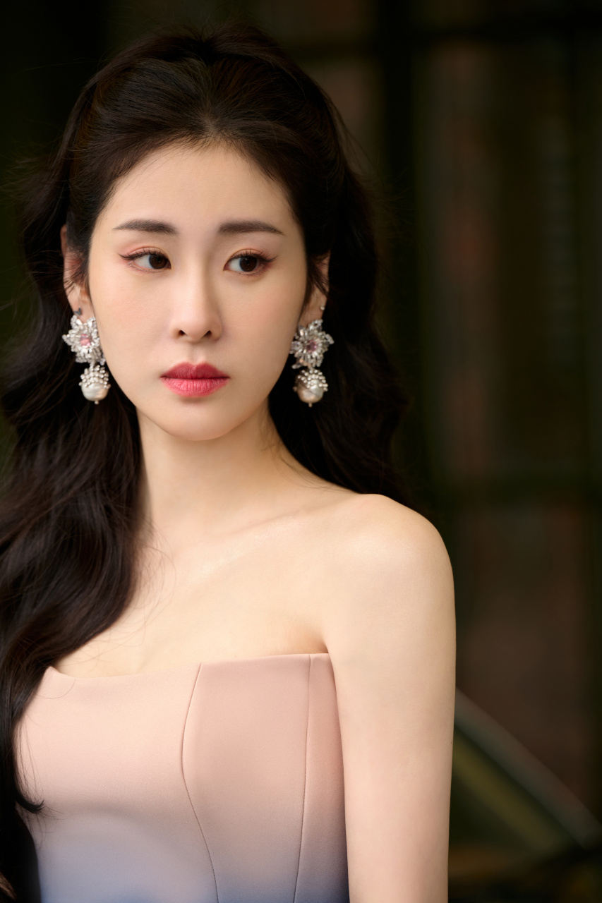 小家碧玉,张碧晨身穿蓝白晚礼服,妥妥的女神范,笑不露齿让人顿觉神圣