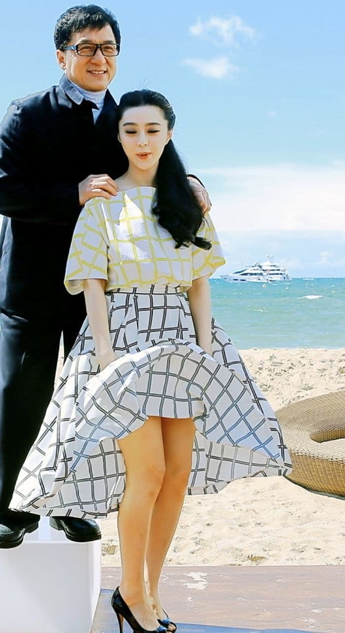 大哥成龙和范冰冰去海边合体拍写真,只是这海风太调皮了[左捂脸]